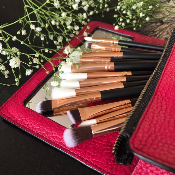 Cleo Wallet + Ste Makeup Bag Free eye makeup brush - Picture 2 of 4